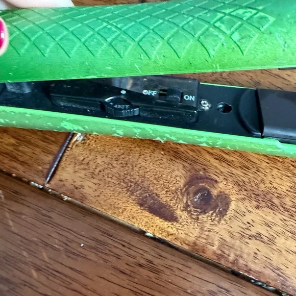 Green Hair Straightener - Picture 3 of 3